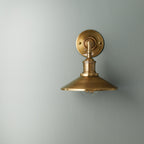 Væglampe, kegleformet skærm og synlig pære, antik messingfinish