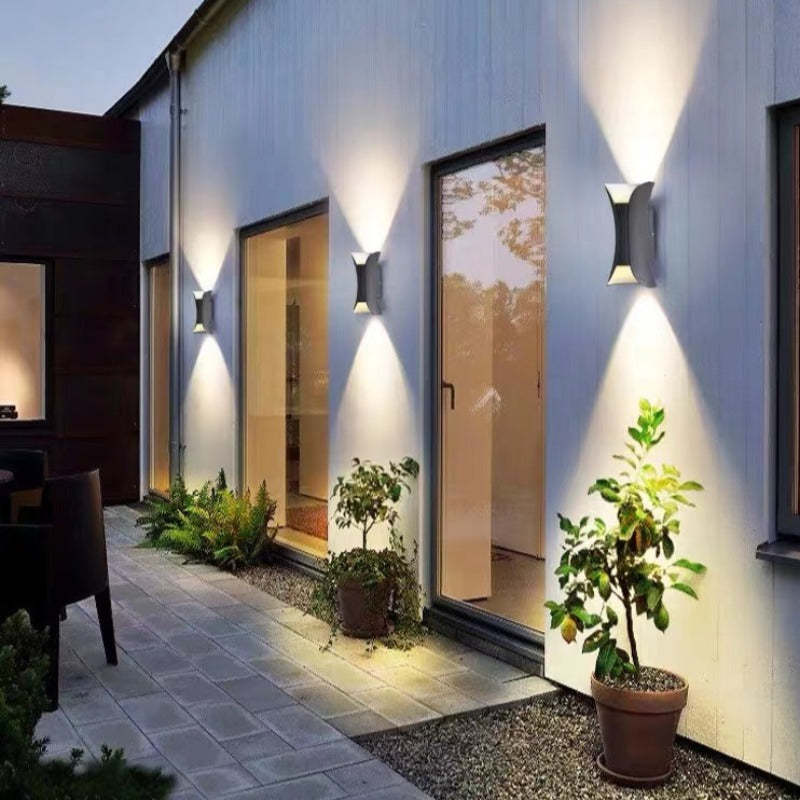 Lampada da parete curva per esterni, applique LED Arcora, cablata IP65