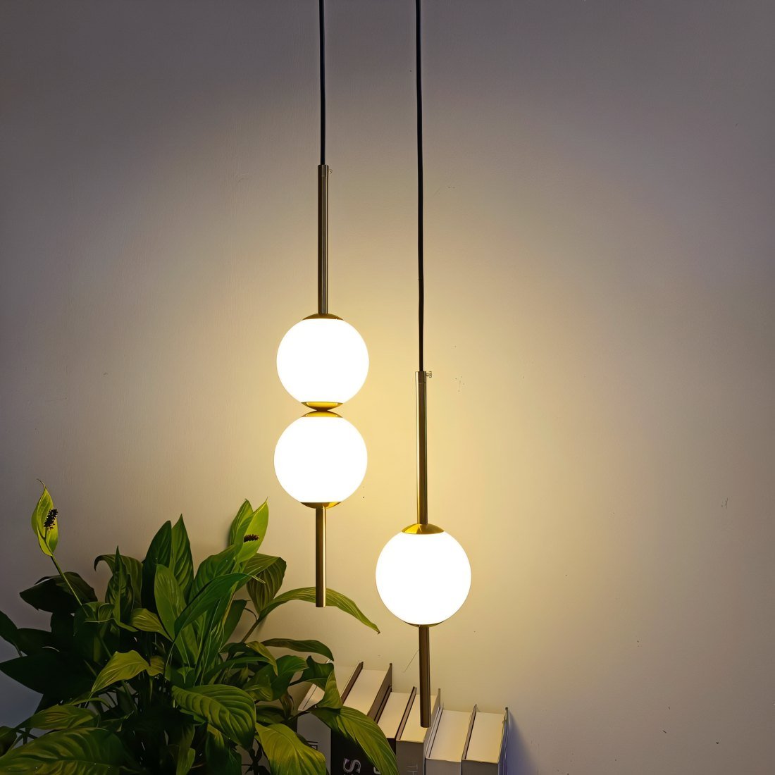Candeeiro pendente Lyra com globo de vidro ajustável e LED substituível