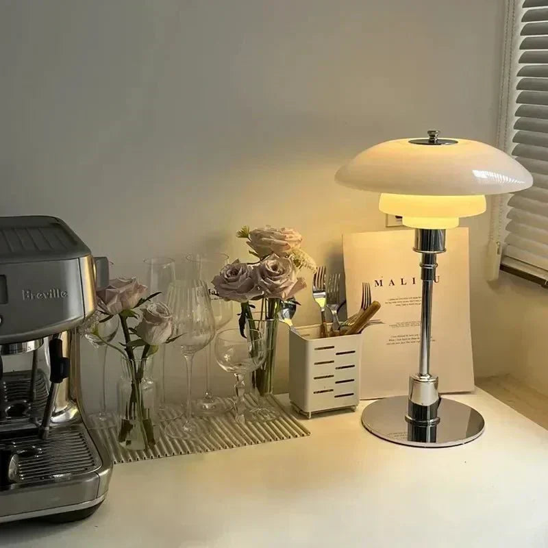 Geometryczna lampka biurkowa z miedzianą podstawą, lampa stołowa Asterin w stylu art déco