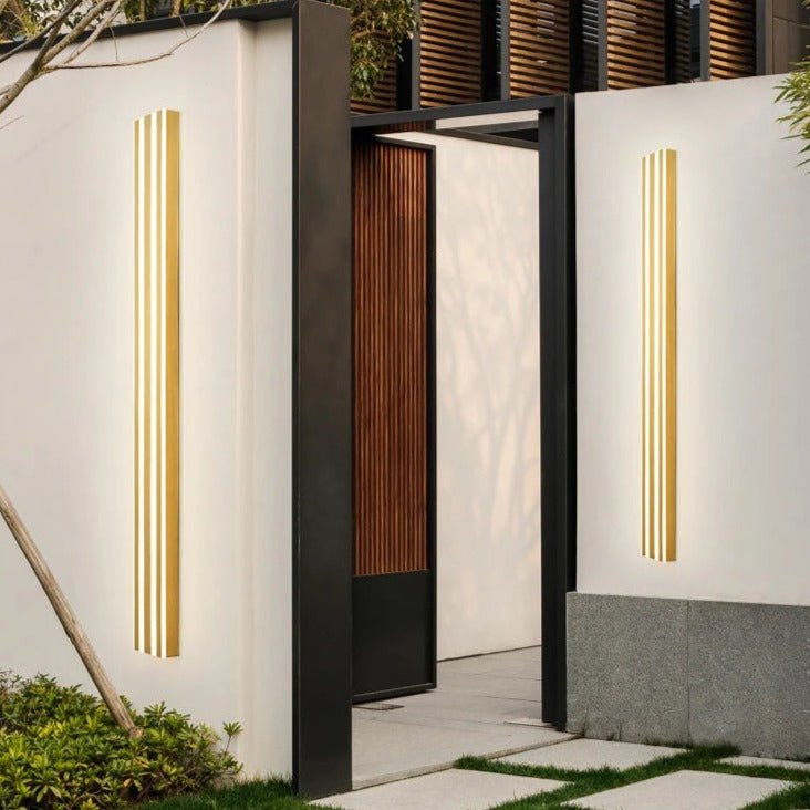 Noir Aura Modern Wall Lamp With Black Metal And Acrylic Shade