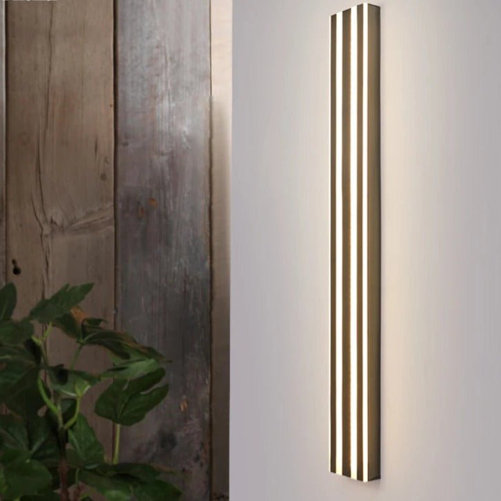 Noir Aura Modern Wall Lamp With Black Metal And Acrylic Shade