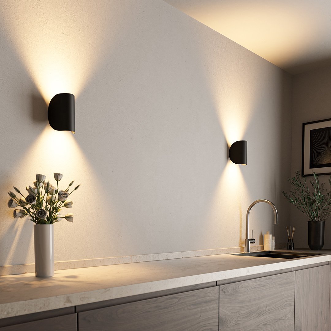Aplique de parede SolaraGlow LED de luz quente difusa para a sala de estar