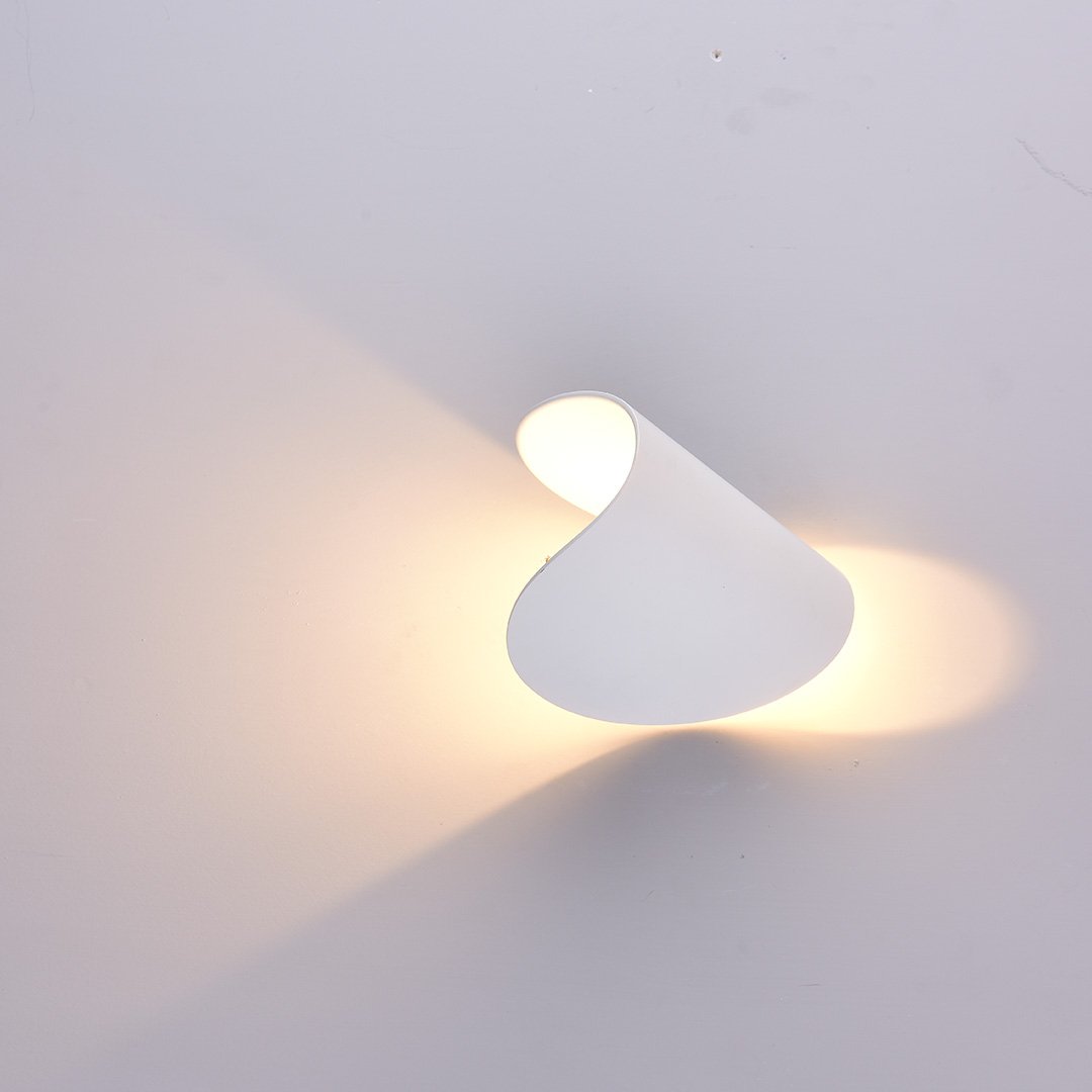 Aplique de parede SolaraGlow LED de luz quente difusa para a sala de estar