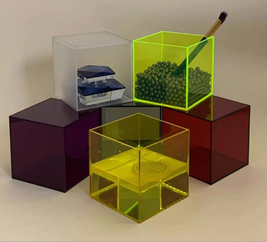 Lumera-Sammlervitrine, Konstruktion aus transparentem Acrylglas