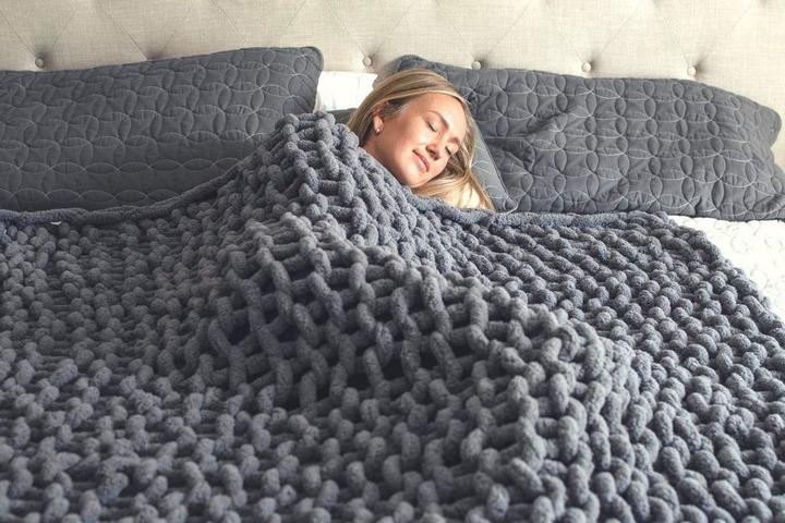 Coperta lavorata a maglia grossa VeloraLoom per divano e letto, calda e morbida