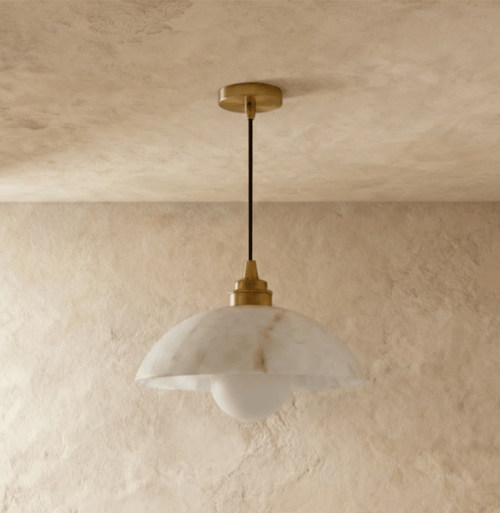 Závěsná lampa Aurora Alabaster Dome s teplým ambientním světlem