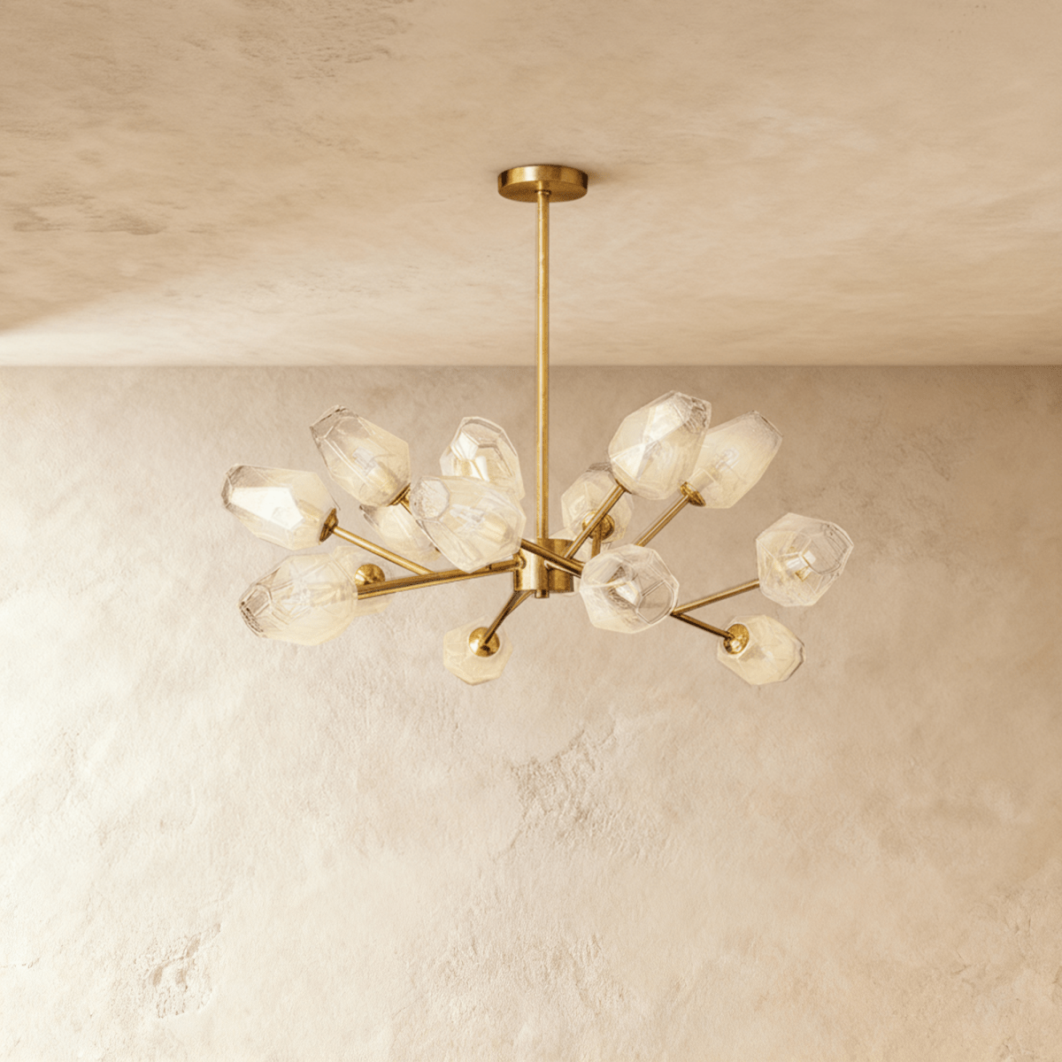 Luxora Kupfer-Kronleuchter mit satiniertem geometrischem Glas und gebürstetem Gold-Finish