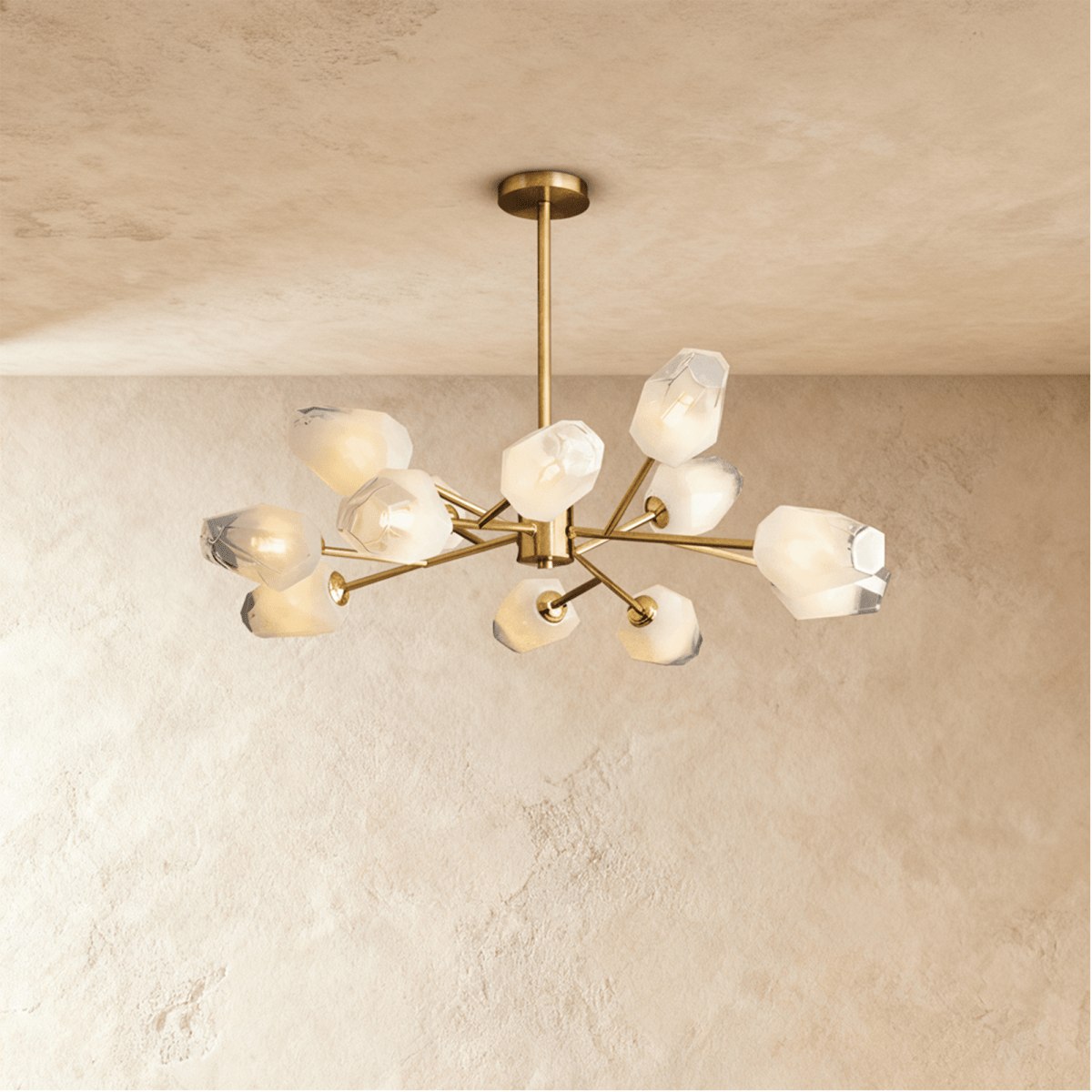 Luxora Kupfer-Kronleuchter mit satiniertem geometrischem Glas und gebürstetem Gold-Finish