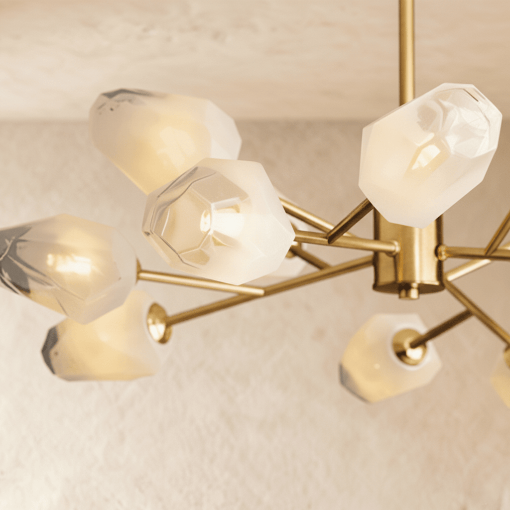 Luxora Kupfer-Kronleuchter mit satiniertem geometrischem Glas und gebürstetem Gold-Finish