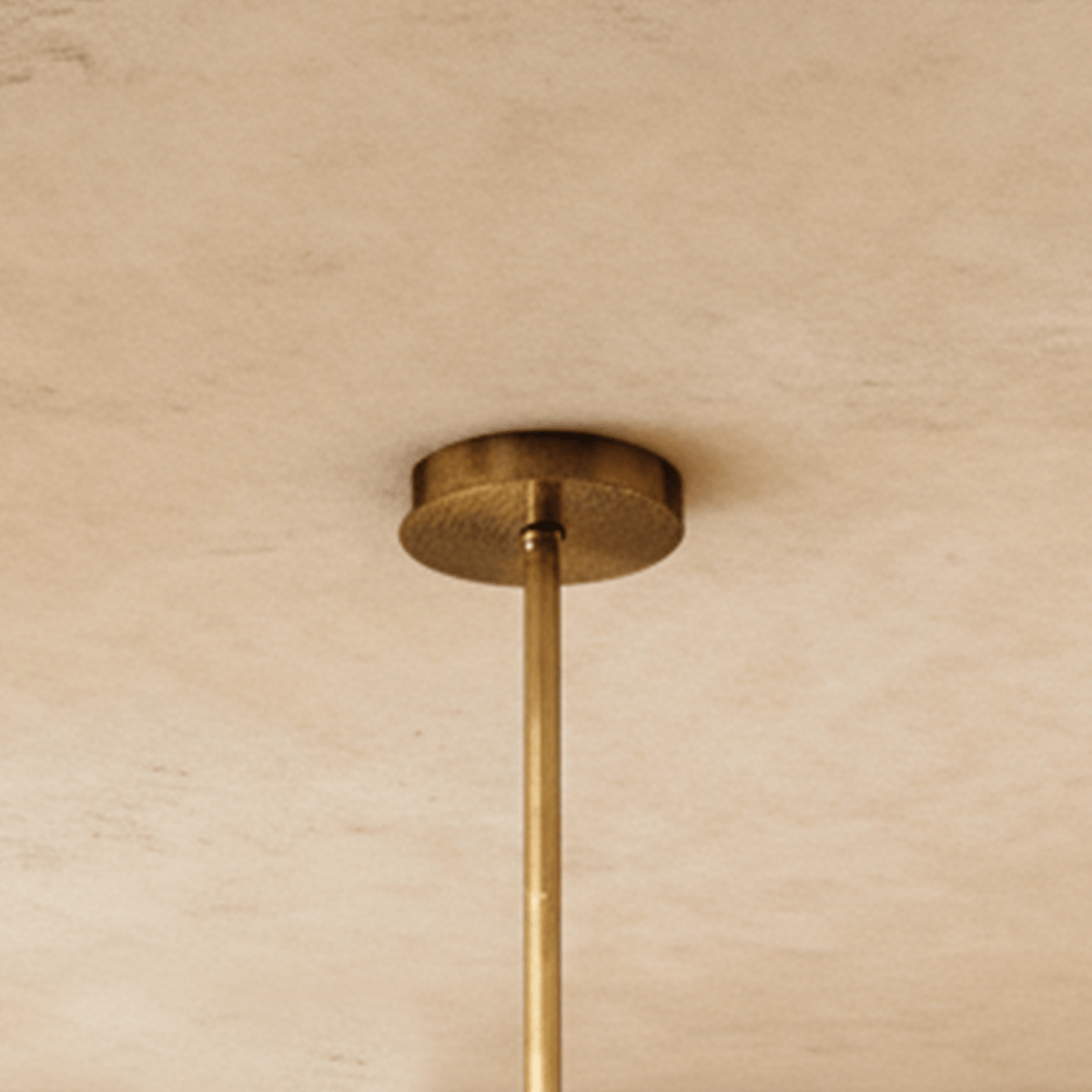 Luxora Kupfer-Kronleuchter mit satiniertem geometrischem Glas und gebürstetem Gold-Finish