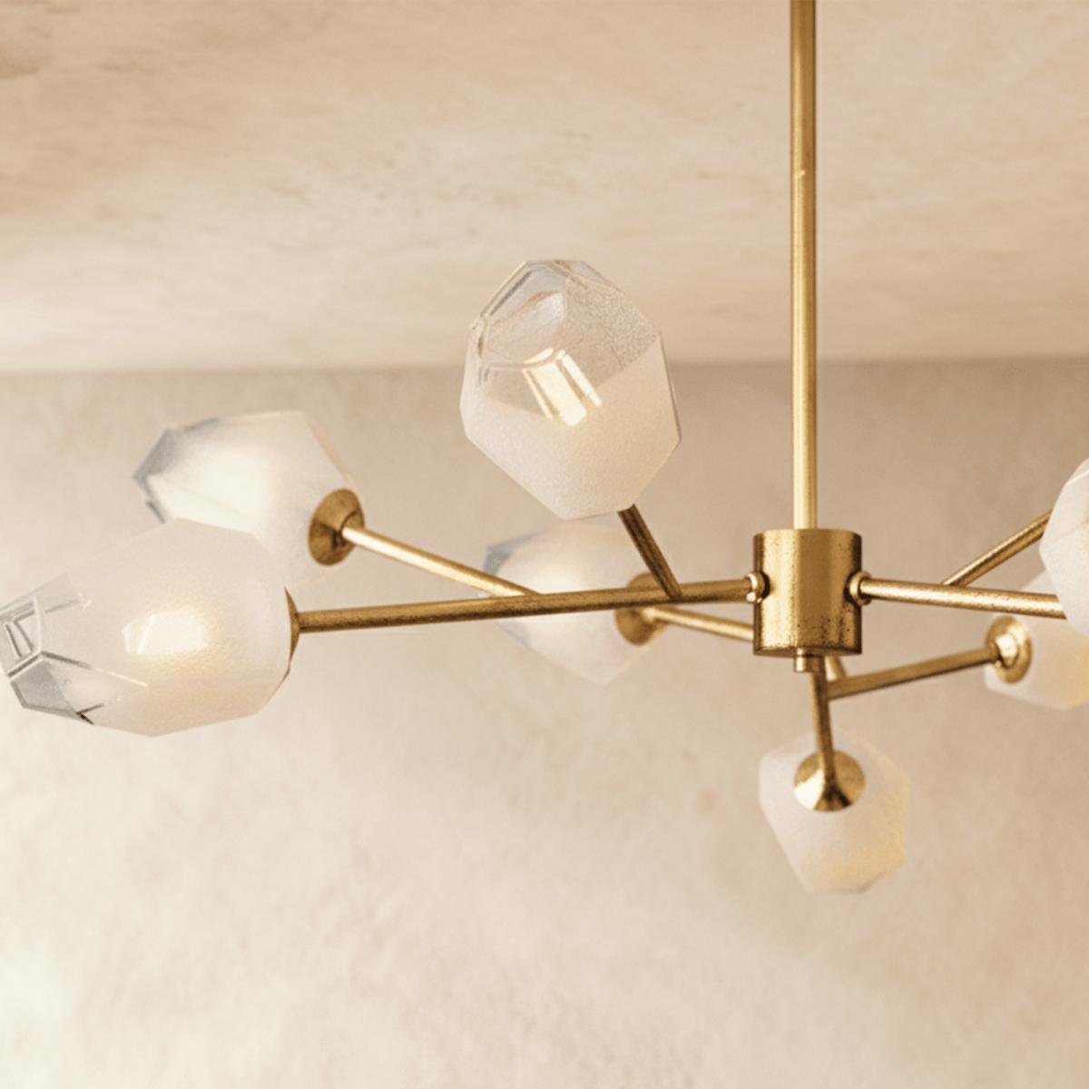 Luxora Kupfer-Kronleuchter mit satiniertem geometrischem Glas und gebürstetem Gold-Finish