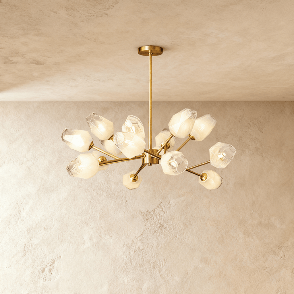 Luxora Kupfer-Kronleuchter mit satiniertem geometrischem Glas und gebürstetem Gold-Finish