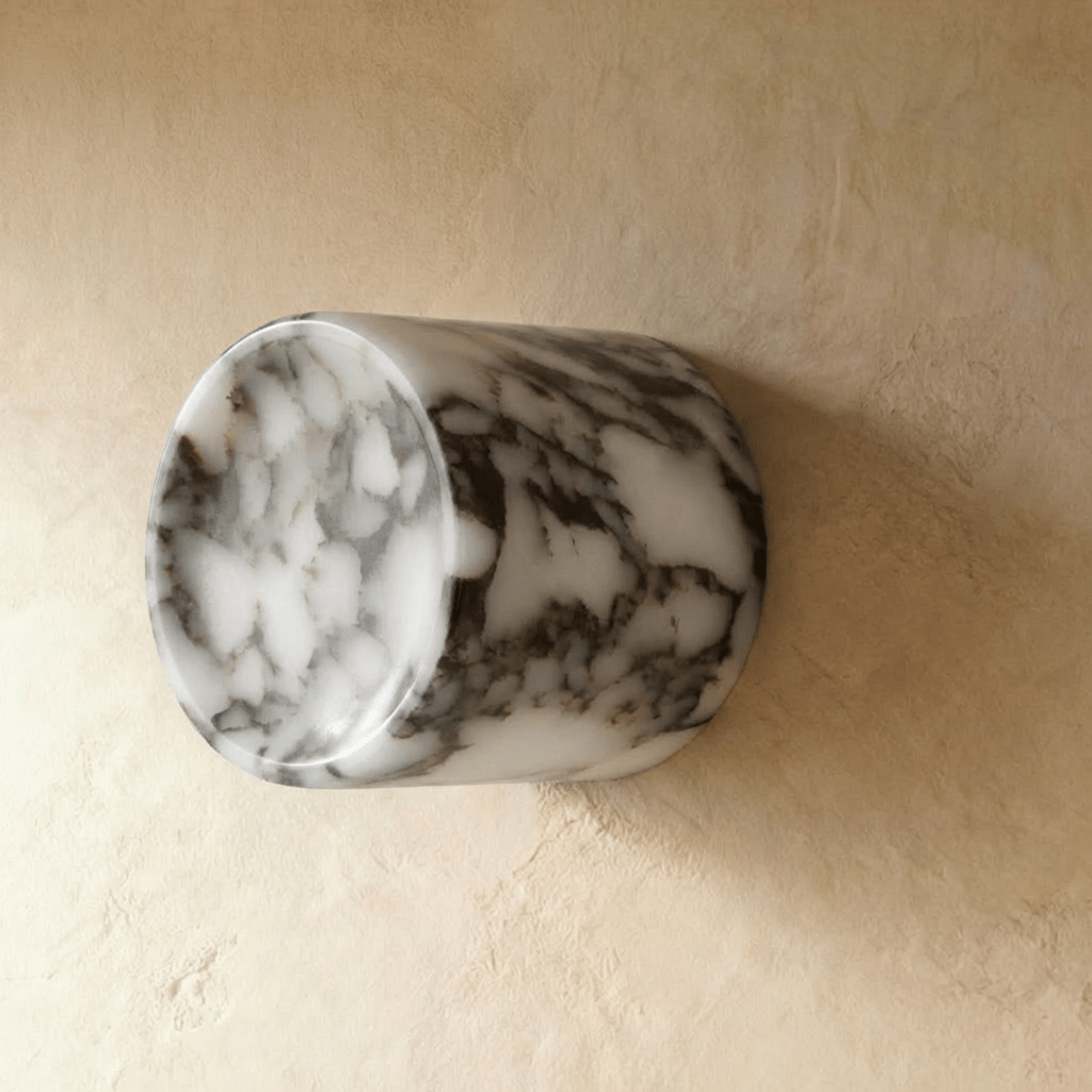 Skulpturale Aderstein-Wandleuchte mit warmem Glanz-Finish