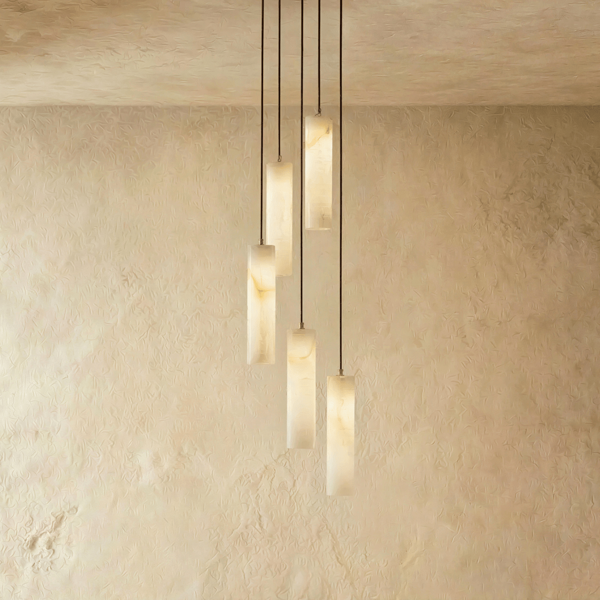 Moderne Alabaster-Zylinder-Pendelleuchte mit sanftem Glanz