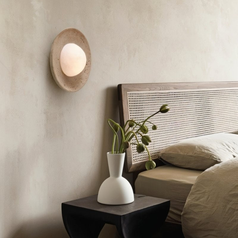 Terra Lume bernsteinfarbene Travertin-Globus-Wand- und Deckenlampe
