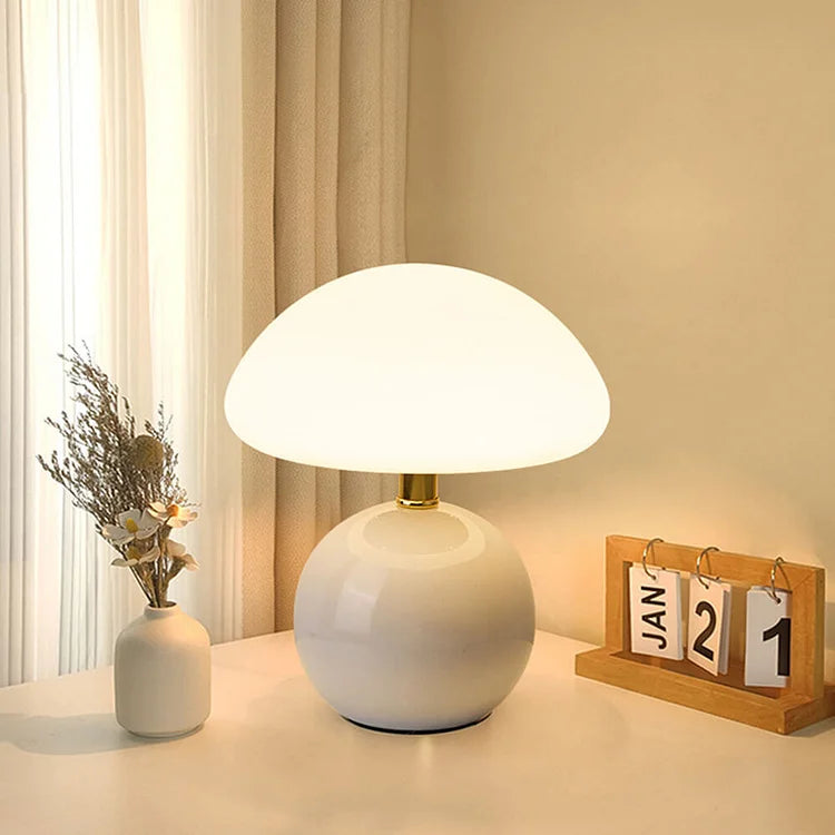 Lampă de masă tip ciupercă Lyvara, din ceramică crem, în stil Bauhaus