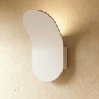 Lampada da parete scolpita AeroLume in finitura nera o bianca