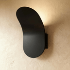 Lampada da parete scolpita AeroLume in finitura nera o bianca