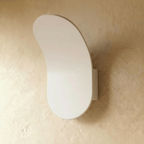 Lampada da parete scolpita AeroLume in finitura nera o bianca