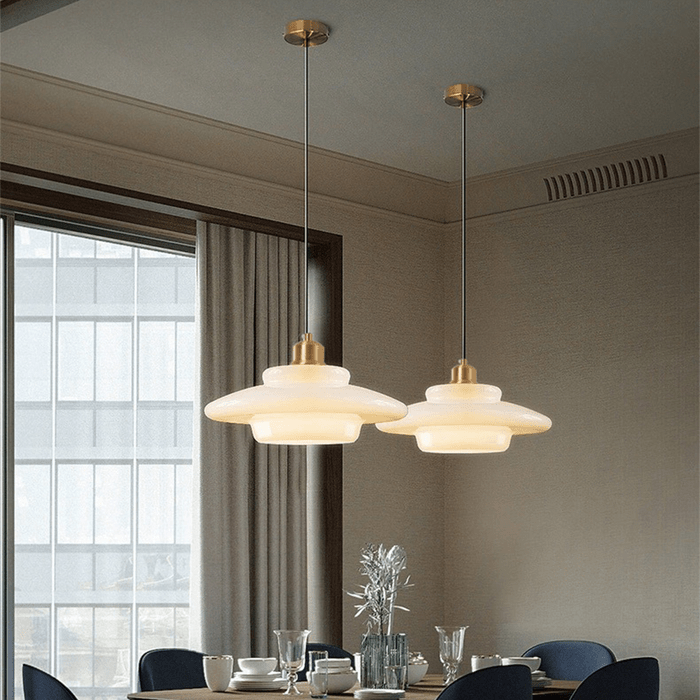 Závěsné svítidlo Astria, stínidlo z mléčného skla, retro mosazné prvky z 50. let