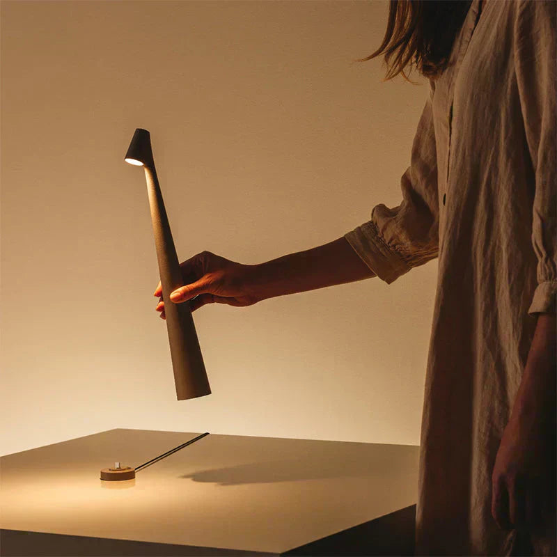 Candeeiro de mesa LED sem fios, design nórdico em alumínio com regulação tátil da intensidade da luz