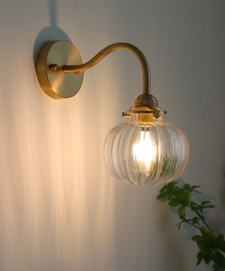 Wandlampe mit geriffeltem Glas-Kugel, Vintage-Stil, schlanker gebogener Arm