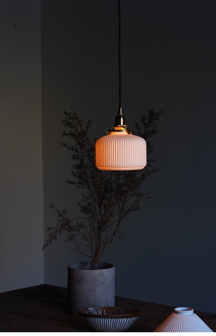 Keramický závěsný lustr Kiyomi, žebrovaný japonský styl, LED součástí