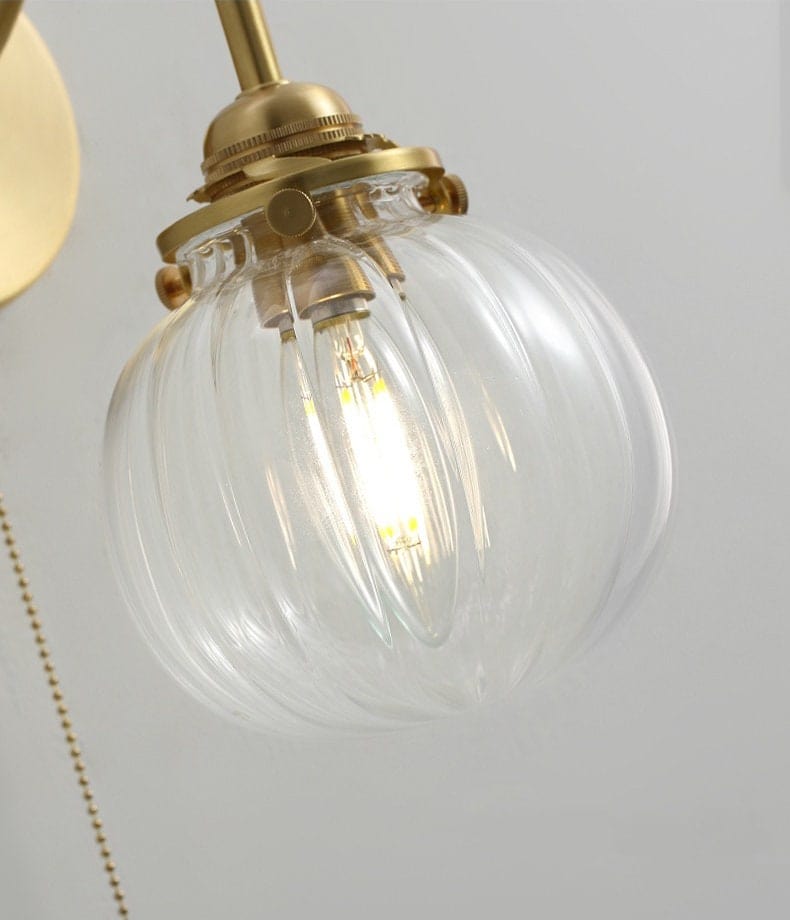 Wandlampe mit geriffeltem Glas-Kugel, Vintage-Stil, schlanker gebogener Arm