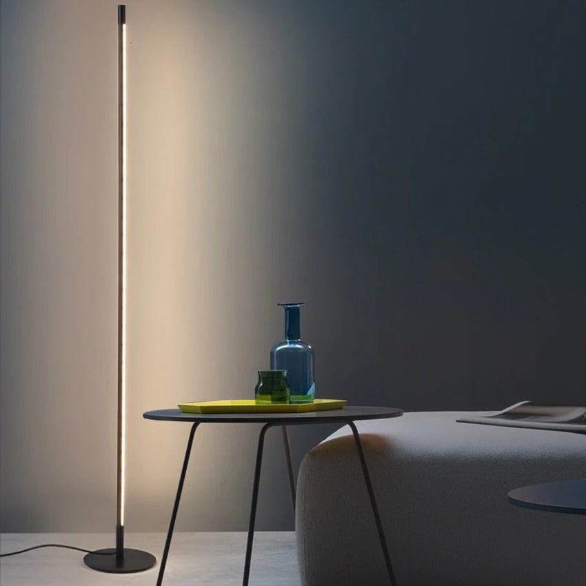 Lampadar LED subțire din aluminiu, cu moduri de iluminare caldă, albă și reglabilă a intensității