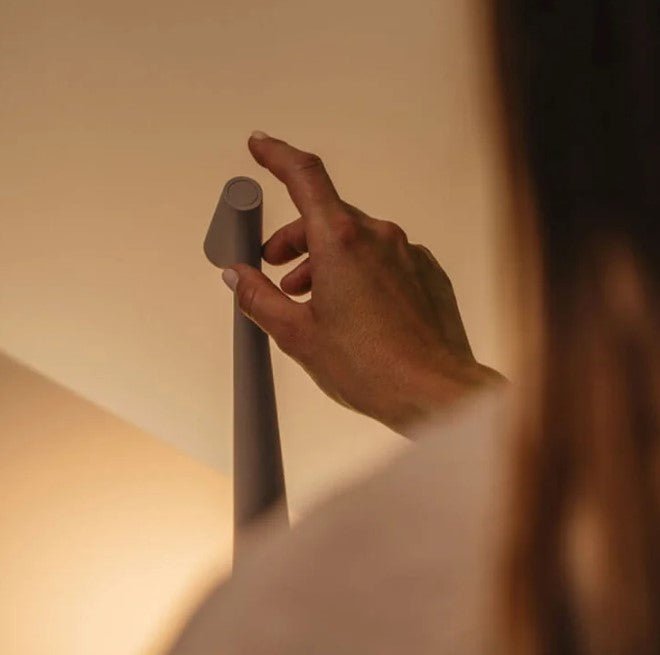 Candeeiro de mesa LED sem fios, design nórdico em alumínio com regulação tátil da intensidade da luz