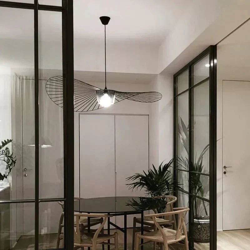 Lustr ve stylu art deco, železná konstrukce Vexaera s látkovým stínidlem