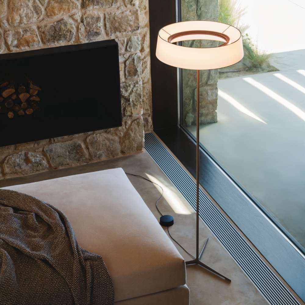 Lámpara de pie ambiental AuroraRing con estructura de aluminio y brillo difuso
