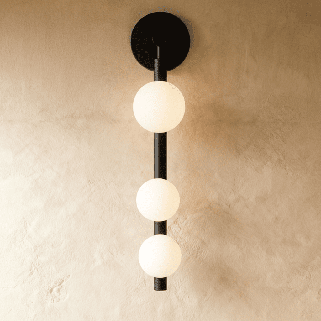 Aurora Trio Vägglampa Med Frostade Glassfärer Och Guldram