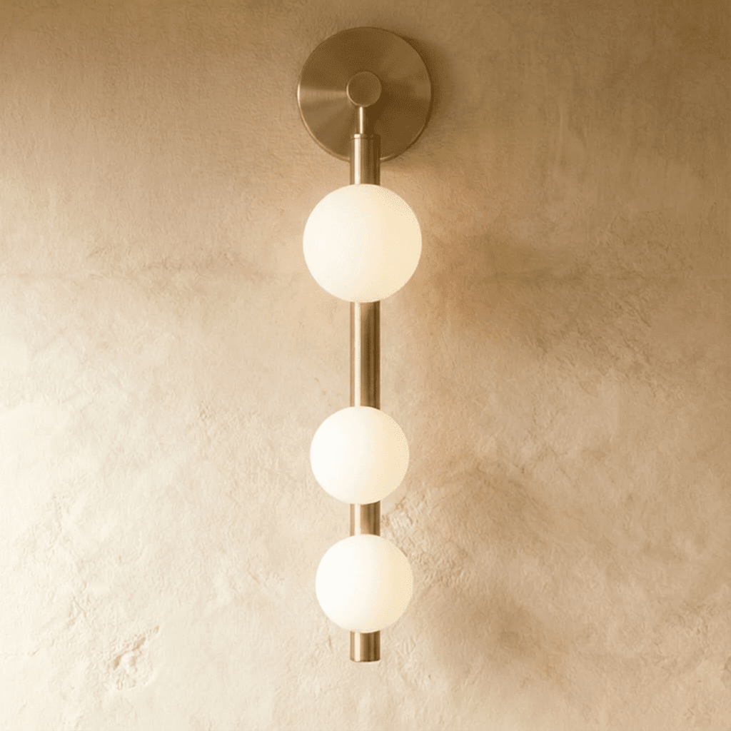 Aurora Trio Vägglampa Med Frostade Glassfärer Och Guldram