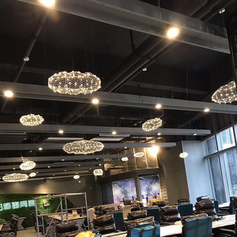 Candeeiro de Nuvem em Ferro Moldado à Mão com Brilho LED Estrelado, Acabamento Dourado ou Branco