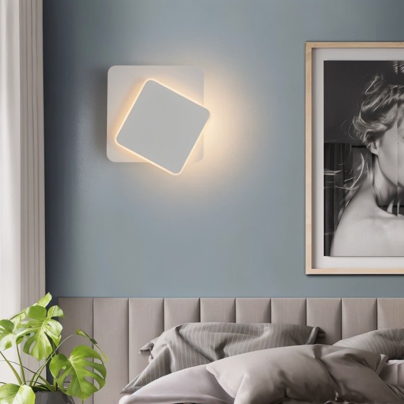 מנורת קיר לומנפלואו LED עם סיבוב של 300 מעלות ואור לילה עדין  