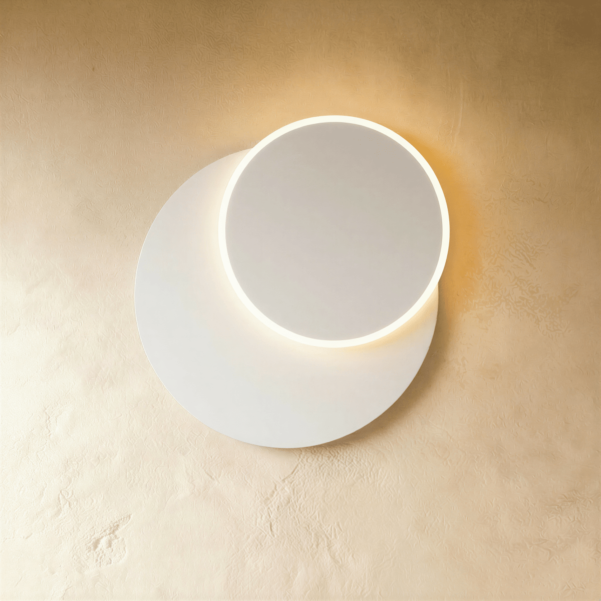 מנורת קיר לומנפלואו LED עם סיבוב של 300 מעלות ואור לילה עדין  