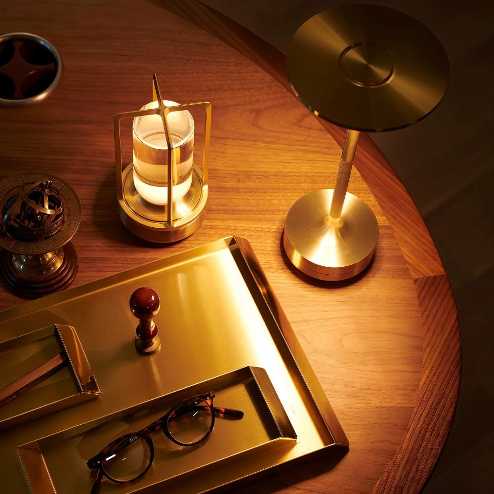 Dobíjecí LED stolní lampa LumaForge s moderním hliníkovým designem