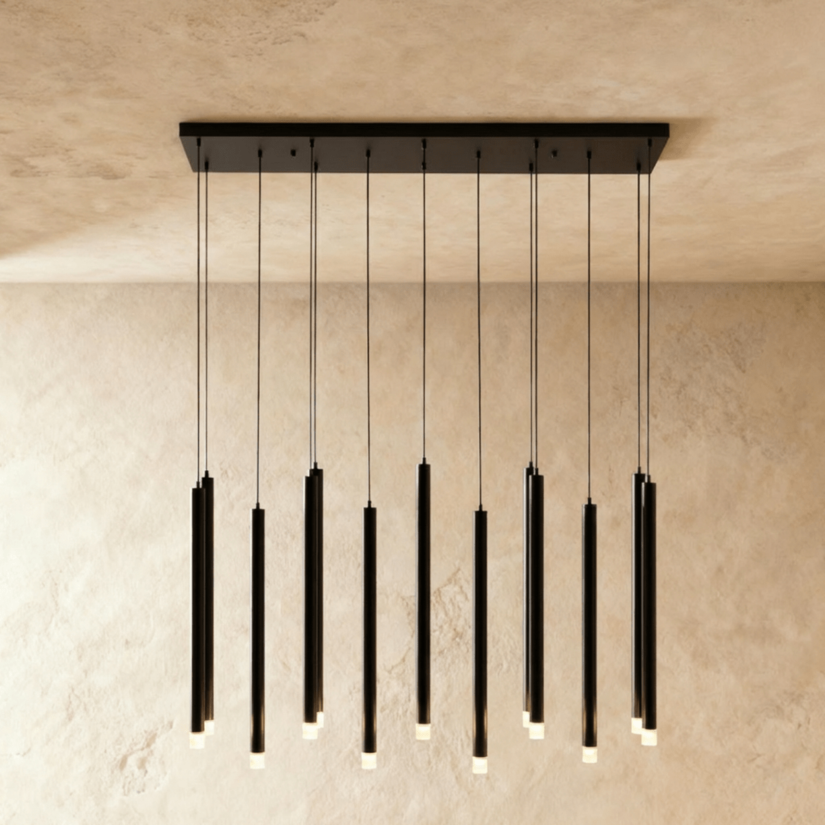 Lámpara colgante LumenChime tipo campana de viento de aluminio en acabado negro o dorado