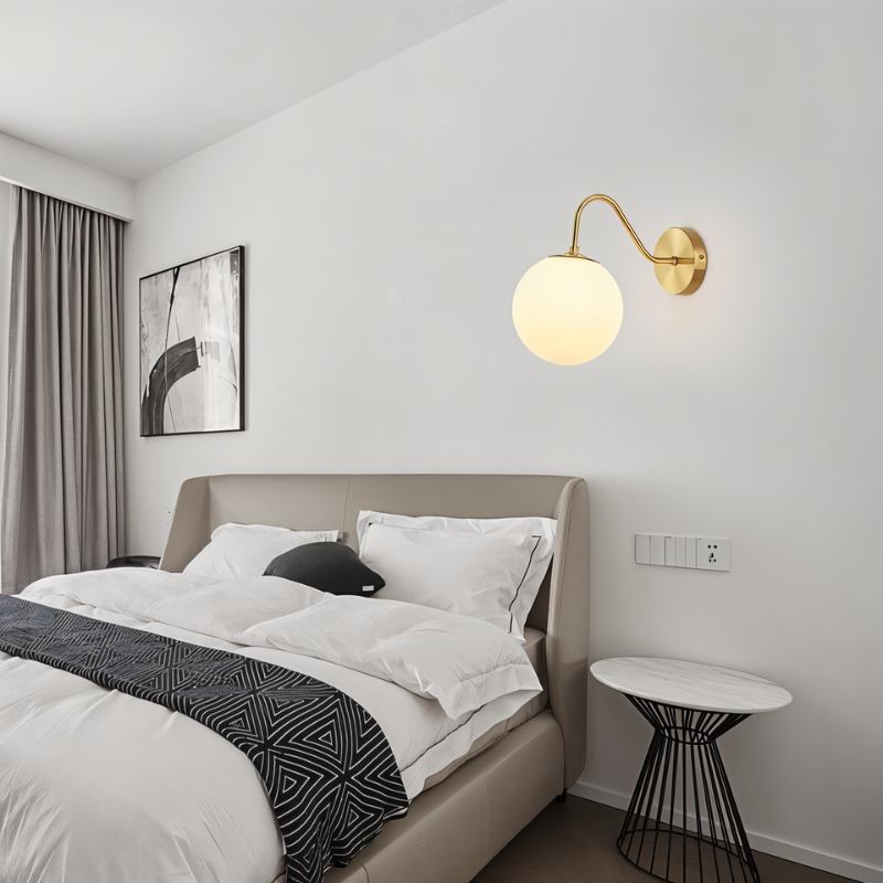 Lampada da Parete Copper Halo con Paralume in Vetro Satinato e Design Minimalista