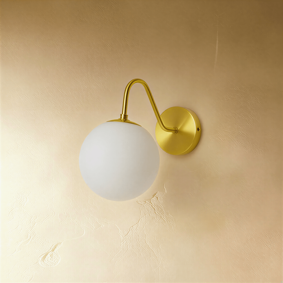Lampada da Parete Copper Halo con Paralume in Vetro Satinato e Design Minimalista