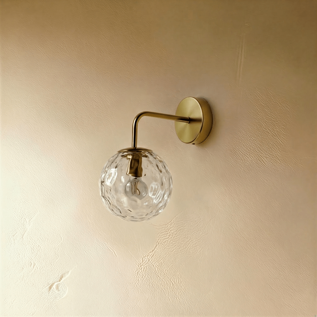 Lampada da Parete Copper Halo con Paralume in Vetro Satinato e Design Minimalista