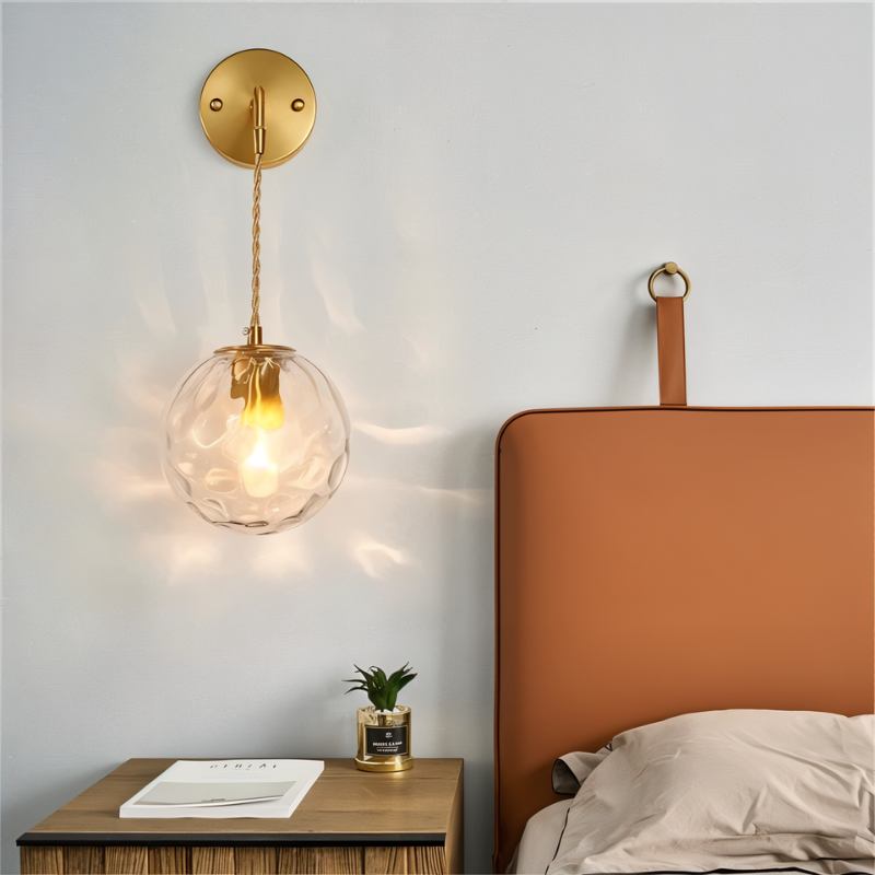 Lampada da Parete Copper Halo con Paralume in Vetro Satinato e Design Minimalista