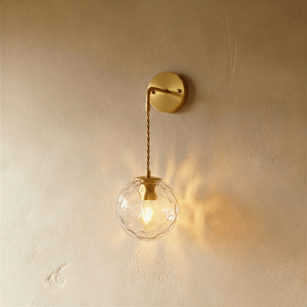 Lampada da Parete Copper Halo con Paralume in Vetro Satinato e Design Minimalista