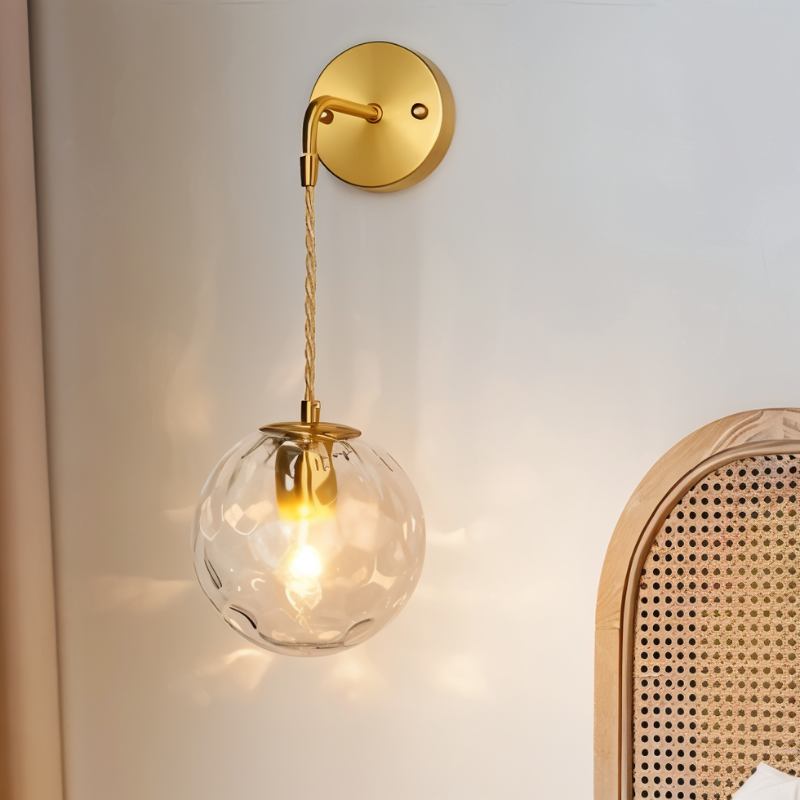 Lampada da Parete Copper Halo con Paralume in Vetro Satinato e Design Minimalista