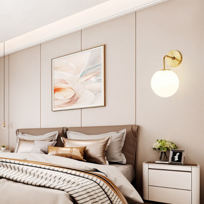 Lampada da Parete Copper Halo con Paralume in Vetro Satinato e Design Minimalista