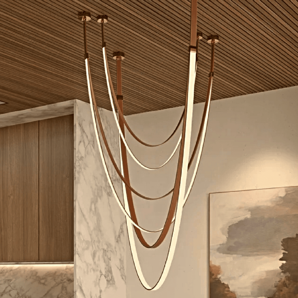 Lustr EmberWeave s koženým páskem, vrstvený teplých tónů, moderní design