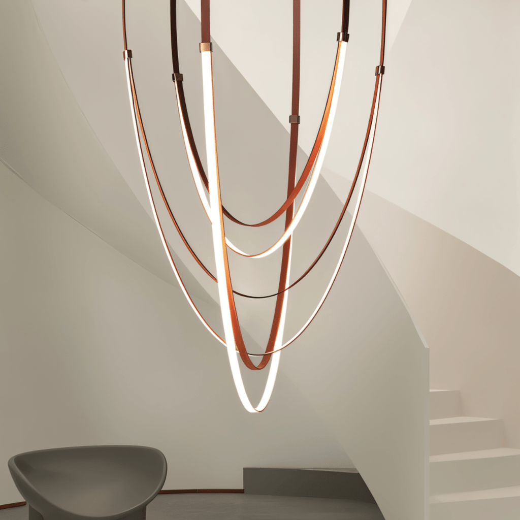 Lustr EmberWeave s koženým páskem, vrstvený teplých tónů, moderní design
