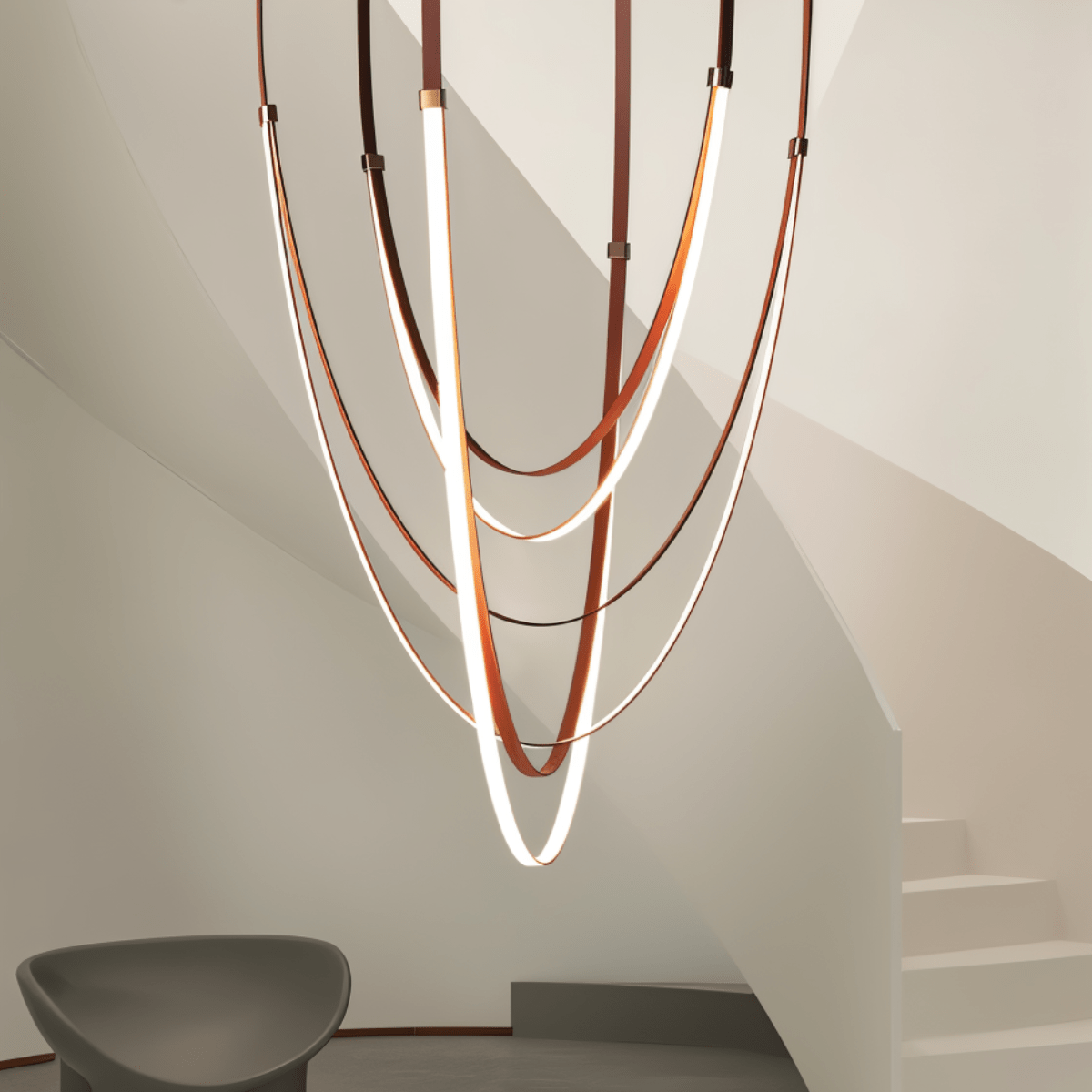 Lustr EmberWeave s koženým páskem, vrstvený teplých tónů, moderní design